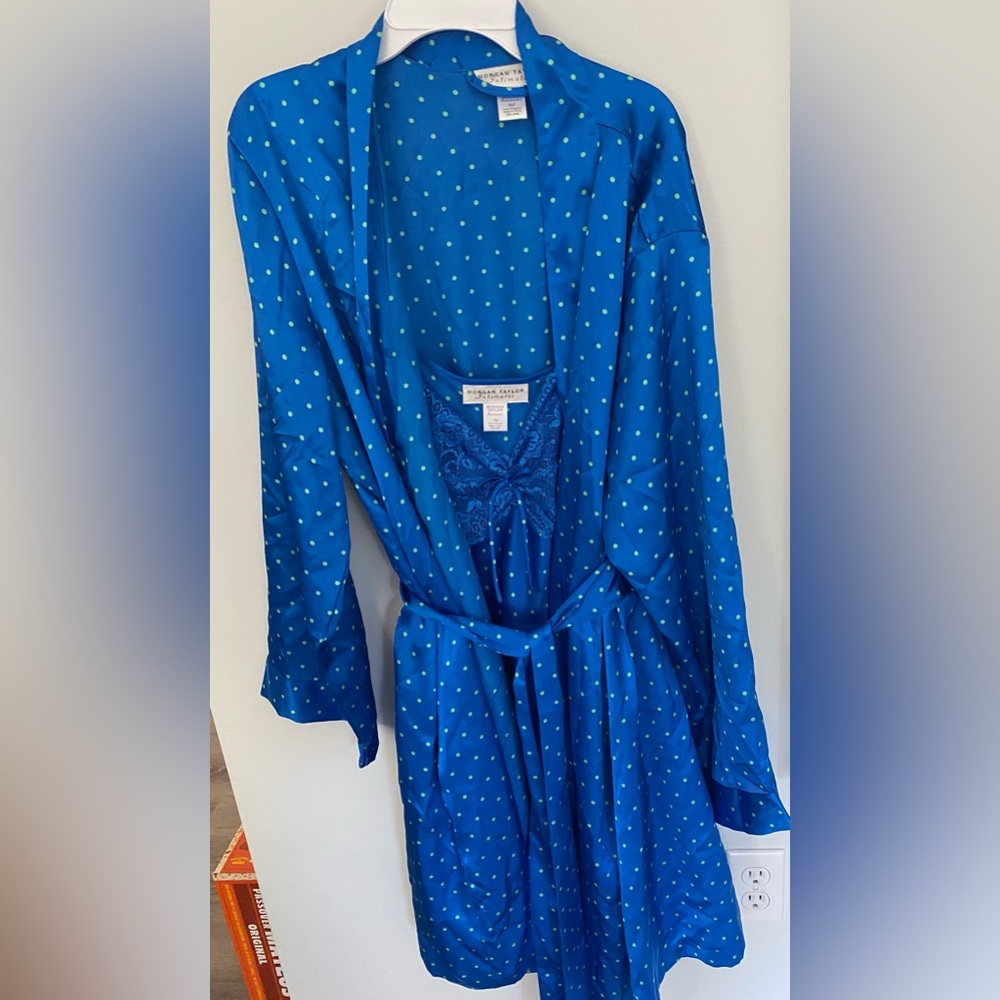 Morgan Taylor Intimates Set. Nightgown is XXL. Robe is XL. Lovely set.